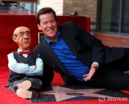 복화술사 제프 던햄, 헐리우드 명예의 거리 입성 - 웨스트(WEST) 카테고리