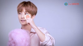 정한이가 블러셔를 들고 있다 - 세븐틴(SEVENTEEN) 카테고리