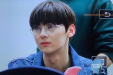 더쿠 - 황민현 팬싸 때 안경쓴 거 시인같아