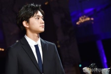 더쿠 - 오늘 제42회 호치영화상 표창식: 키타무라 타쿠미 (feat. 테라오 아키라)