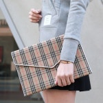WIZWID:위즈위드 - [Burberry:버버리]19ss 8006257 A1422 엔벨롭 클래식 체크 클러치(Be) WIZWID