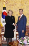 문 대통령, 마트비엔코 러시아 상원의장과 악수