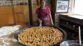 7000개 파는 250원 꽈배기 최강달인의 놀라운 속도 - 영천시장 - kakaoTV 하루 7000개 파는 250원 꽈배기 최강달인의 놀라운 속도 - 영천시장