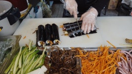 초스피드로 김밥 만드는 후다닥 김밥! 관양시장 가성비 김밥 - kakaoTV 1분 김밥! 초스피드로 김밥 만드는 후다닥 김밥! 관양시장 가성비 김밥