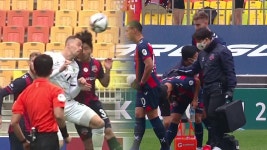 위험한 경합 상황 양 팀의 팀 닥터를 빠르게 부르는 주심 / 전반 3분 - kakaoTV 위험한 경합 상황 양 팀의 팀 닥터를 빠르게 부르는 주심... 