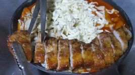 치즈 새우 삼겹살 떡볶이 / 30대 자영업자 채널 나온 건대 삼떡캠핑... 떡볶이 / 30대 자영업자 채널 나온 건대 삼떡캠핑 - 한국 길거리 음식