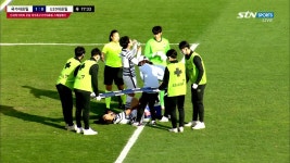 큰 부상 아니길 수비 과정에서 쓰러지는 정유진 / 후반 33분 - kakaoTV 큰 부상 아니길 수비 과정에서 쓰러지는 정유진 / 후반 33분