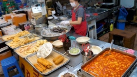 노부부가 함께하는 분식(쌀떡볶이,찰순대,튀김,오뎅) 광명 새마을시장 - 한국 길거리 음식 - kakaoTV 노부부가 함께하는 분식(쌀떡볶이,찰순대... 