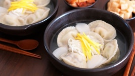 수제 만두국 끓이는 방법, 고기 없이 2가지 재료로 맛있게 건강하게... 다이어트 요리 추천 - kakaoTV 수제 만두국 끓이는 방법, 고기 없이 2가지... 