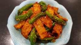 꽈리고추 어묵볶음 - 매콤한 어묵볶음에 꽈리고추로 식감과 향을 더했어요~ - kakaoTV 꽈리고추 어묵볶음 - 매콤한 어묵볶음에 꽈리고추로... 