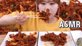 ASMR｜오늘밤 야식은 웅이네 숯불 매운 무뼈닭발? 오돌뼈? 그냥 둘다 먹어요!! 주먹밥과 무뼈닭발 먹방 - kakaoTV ASMR｜오늘밤 야식은 웅이네... 