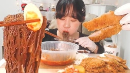 바삭 돈가스와 매콤 비빔냉면 야미가 배달음식 먹방 - kakaoTV 바삭 돈가스와 매콤 비빔냉면 야미가 배달음식 먹방