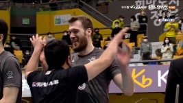 뜨거운 열기! 동점에 이어 역전까지 만들어내는 대한항공 / 4세트 - kakaoTV 뜨거운 열기! 동점에 이어 역전까지 만들어내는 대한항공 / 4세트