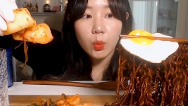 계란 올린 노브랜드 짜장라면에 엄마표 총각김치 먹방 - kakaoTV 계란 올린 노브랜드 짜장라면에 엄마표 총각김치 먹방