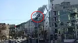 부산 홈플러스 5층 벽 뚫고 추락한 택시 - kakaoTV 부산 홈플러스 5층 벽 뚫고 추락한 택시