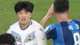 다음스포츠 | 장군 멍군 완벽한 득점 찬스로 서로의 골문을 위협하는 양 팀 / 후반 15분