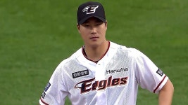 다음스포츠 | 박윤철, 삼진과 범타 유도하며 위기 탈출 / 1회초