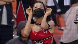 치어리더 쪽으로 향했던 아찔한 타구 / 3회초 - kakaoTV 치어리더 쪽으로 향했던 아찔한 타구 / 3회초