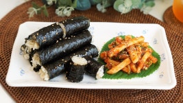 한입쏙쏙 충무김밥 만드는 방법, 참 쉬운 오징어 데치는 방법과 양념 [램블] - kakaoTV 한입쏙쏙 충무김밥 만드는 방법, 참 쉬운 오징어 데치는... 