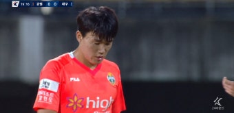 '슈팅하기 쉽지 않은 상황' 답답함을 풀어보기 위한 양현준의 슈팅... 쉽지 않은 상황' 답답함을 풀어보기 위한 양현준의 슈팅 / 전반 19분