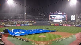 갑작스러운 비로 경기가 중단되는 KT 위즈 파크 / 4회초 - kakaoTV 갑작스러운 비로 경기가 중단되는 KT 위즈 파크 / 4회초