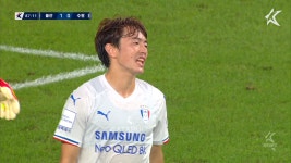  날카로운 크로스를 높게 때려 아쉬워하는 마나부 / 후반 42분...  날카로운 크로스를 높게 때려 아쉬워하는 마나부 / 후반 42분