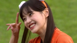 청주의 딸 가수 츄, 상큼한 승리 기원 시구 - kakaoTV 청주의 딸 가수 츄, 상큼한 승리 기원 시구