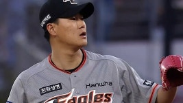 다음스포츠 | 박윤철, 삼자범퇴로 순조로운 출발 / 1회말