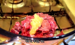 스마트스토어 미트브라더스에서 구매한 고기로 무국만들기. - kakaoTV 스마트스토어 미트브라더스에서 구매한 고기로 무국만들기.