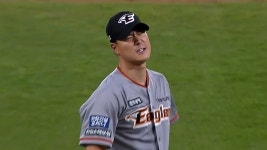 박윤철, 제구 흔들리며 밀어내기 실점 / 2회말 - kakaoTV 박윤철, 제구 흔들리며 밀어내기 실점 / 2회말