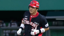 최형우, 담장 앞에서 잡힌 큼지막한 타구 / 2회초 - kakaoTV 최형우, 담장 앞에서 잡힌 큼지막한 타구 / 2회초