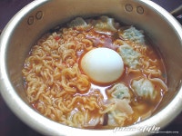 해장 겸 야식으로 먹은 푸라면과 수제 삼각김밥 입니다