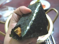 해장 겸 야식으로 먹은 푸라면과 수제 삼각김밥 입니다