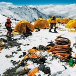 [지구를 지켜줘] 해발 8848m 세계 최고봉 ‘에베레스트’ 6000m 베이스캠프 뒤덮은 인분·쓰레기