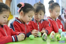 ‘누가 누가 잘하나’…‘달걀 세우기’ 삼매경