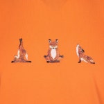 머스트잇(MUSTIT) - 메종키츠네 남성 요가 쓰리폭스 프린팅 코튼 반팔티 EU00146KJ0008 OR 오렌지