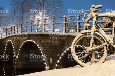 암스텔담 구름다리 및 자전거 스톡 사진 472711566 | iStock Amsterdam bridge and parked bikes. Fresh snow on a very cold winter...