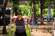 아시아 남자 하 고는 야외 체육관에서 딥 스톡 사진 801722910 | iStock Asian man doing dips in an outdoor gym. Bangkok... 