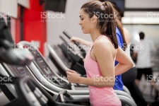 아름다운 Brunette 한 런닝머신 스톡 사진 459876805 | iStock Cute young Latin woman exercising on a treadmill at a gym