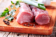 날것 돼지 안심 스톡 사진 120633877 | iStock Raw tenderloin of pork on a cutting board