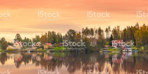 국가 타운명을 스톡 사진 642311888 | iStock A small country village by a calm lake in Dalarna, Sweden.