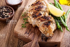 그릴드 치킨 한 잘라냄 의사협회 스톡 사진 524153712 | iStock Grilled chicken on a cutting board with thyme and green beans