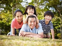 행복함 아시아판 부품군 야외에서 공원 스톡 사진 482477808 | iStock happy asian family with two children taking a family... 