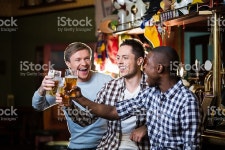 행복함 팬수 스톡 사진 538573254 | iStock Smiling man with beer in pub