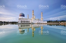 코타 키나발루 도시 부유식 모스크 스톡 사진 477813981 | iStock Reflection of Kota Kinabalu City Floating Mosque, Sabah Borneo... 
