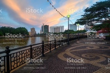 해질녘 쿠칭 시티 워터 프론트 스톡 사진 624770088 | iStock Kuching city waterfront at sunset. People walk on the street....