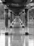 아래 간조 목재 보행자 다리 스톡 사진 522798342 | iStock Low tide under a timber pedestrian bridge.