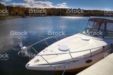 모더레이트 배죠 계류 화창한 추절 잔점박이 스톡 사진 157680897 | iStock Luxury Boat Moored in Sunny Autumn Harbor