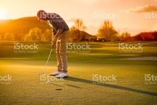 숫나사 골프 선수 퍼팅 보세요 스톡 사진 474423476 | iStock Male golf player putting at green with beautiful fairway at sunset.