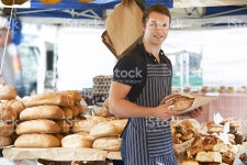 남자 영업에서의 식빵 At Outdooor 시장 스톡 사진 187044535 | iStock Selling locally sourced food